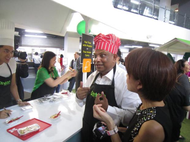 main photo AirAsia group chief executive Tony Fernandes responds to a Thai food reviewer's question about the green curry sold on the low-cost carrier at the Santan Food Festival. (Photo by Boonsong Kositchotethana)