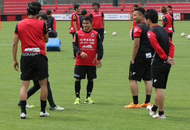 Chanathip Songkrasin, centre, takes part in a training session at Consadole Sapporo yesterday.