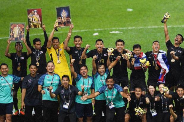 Thai players and officials celebrate winning the men's football gold medal at the 29th SEA Games in Malaysia on Tuesday night. afp MANAN VATSYAYANA