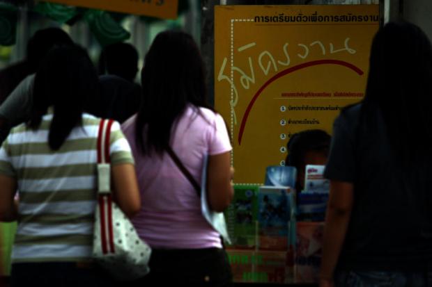 Job applicants seek opportunities at an employment fair. The unemployment rate rose to 1.22% in the second quarter from 1.08% a year earlier. NATTHITI AMPRAWAN Job applicants seek opportunities at an employment fair. The unemployment rate rose to 1.22% in the second quarter from 1.08% a year earlier. NATTHITI AMPRAWAN