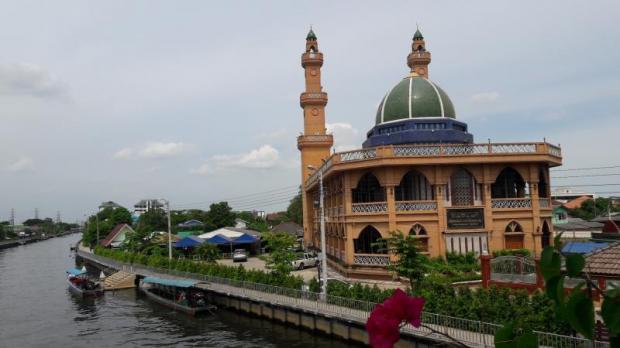 Ban Thang Khwai Mosque or Yami Ul Ibadah is by Klong Prawet Burirom in a century-old Muslim community where rice farming is a main occupation. Rice farmers used water buffaloes to plough the fields and they are often seen in the area. The first mosque was built more than 100 years ago and later rebuilt in 1949 in a Malay art style from Kelantan state. The current building was built in 1999 and is outstanding for its beautifully carved gold teak ceilings in traditional Thai fashion on both floors. Pichaya Svasti