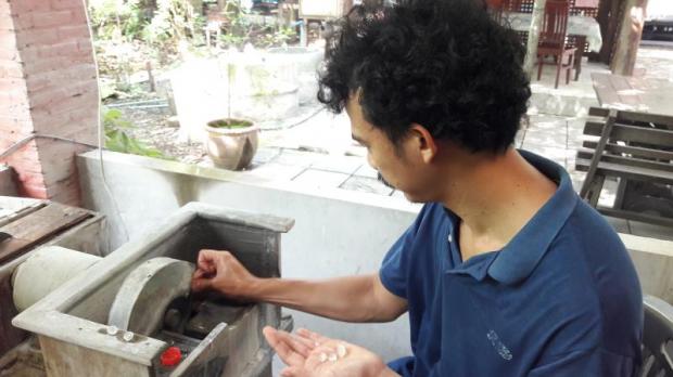 Ban Jiaranai Ploy, or Gem Cutting Home, was established about three decades ago by local villagers led by Suradej Wangcharoen. The founders inherited gem-cutting skills from their Persian ancestors and have earned a living by cutting gems for sale and export. Since 1987, Suradej has been teaching the art to local children free of charge to ensure they will have jobs and refrain from drug abuse and crime. Pichaya Svasti