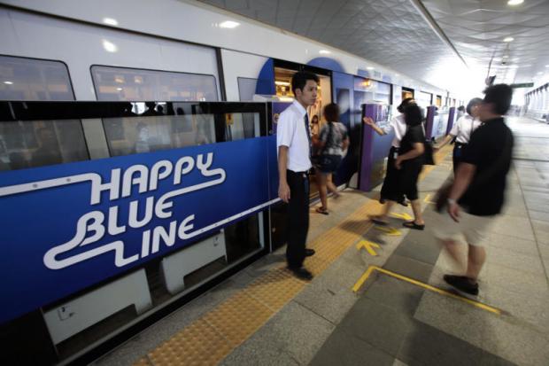 Commuters board a Blue Line train at the Purple Line's Tao Poon station. The link between the two lines has boosted the number of Purple Line passengers. PAWAT LAOPAISARNTAKSIN