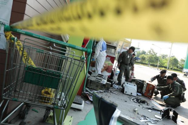 Police examine the ATM in Soi Krungthep Kreetha 35 in Saphan Sung district hit by a bomb on Sept 13. (Photo by Patipat Janthong)