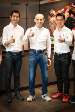 Thumbs up for Ducati from Mr Domenicali, flanked by ML Nathasit, left, and Ducatisti CEO Apichart Leenutaphong.