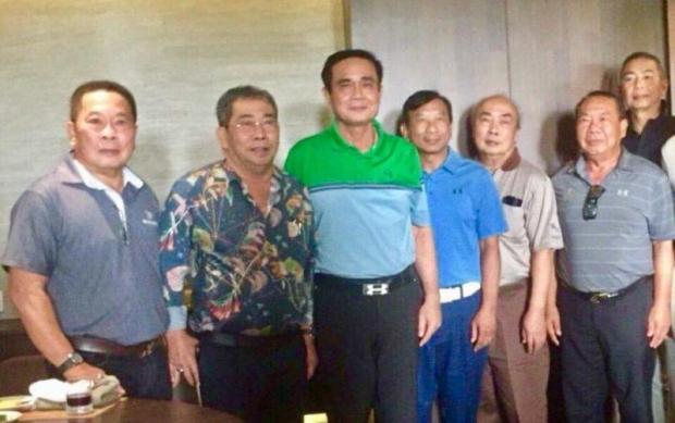 Prime Minister Prayut poses for a photo with influential politicians in Nakhon Pathom, including four brothers from the Sasomsap family. The premier insists he is not teaming up with any politicians in the lead-up to the general election next November. (Photo from Watana Muangsook Facebook page)