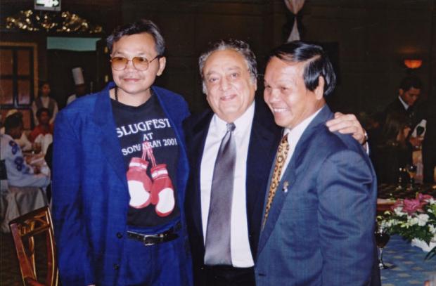 Chartchai Chionoi (right) poses with then-WBC president Jose Sulaiman in 2002. Surapote Phongjivanich