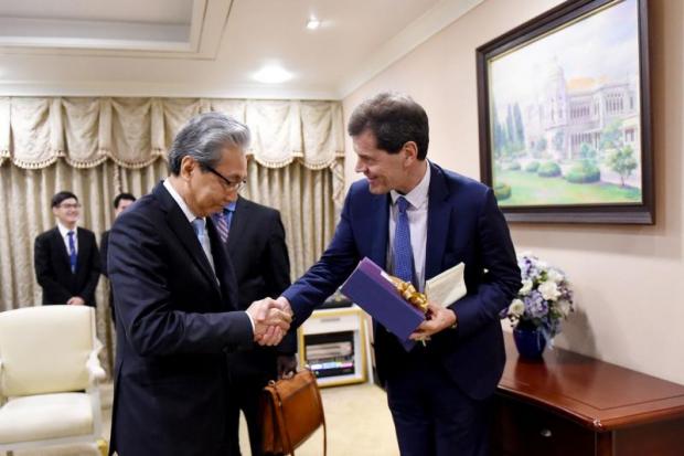 Deputy Prime Minister Somkid Jatusripitak (left) shakes hands on Friday with Markus H Rodlauer, deputy director of the IMF's Asia and Pacific department.