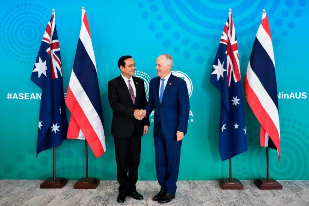 Press the flesh: Prime Minister Prayut Chan-o-cha meets Australian counterpart Malcolm Turnbull in Sydney Saturday. (Photo courtesy Government House)