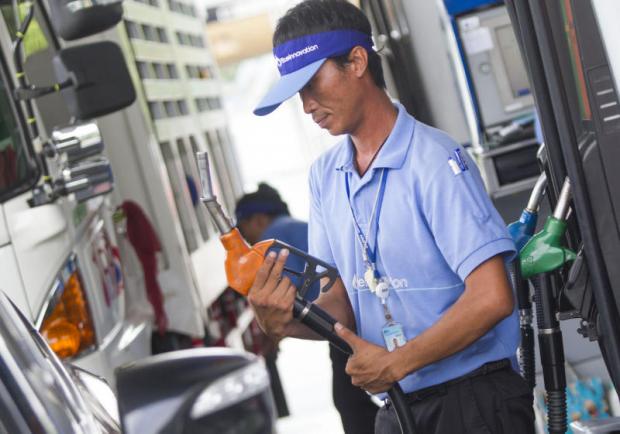 Oil companies such as PTT and Bangchak plan to offer B10 to motorists next year. PATTARAPONG CHATPATTARASILL