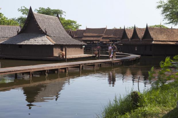 The Floating Market at Muang Boran is a reflection of traditional riverside Thai life. It depicts the everyday life of people who lived on the banks of the river, particularly local life on the Central Plains of Thailand, in the past. Although those people were of different races, religious beliefs and cultures, they lived in peace. People on both sides of the river were connected by bridges and walkways. Such a community relied mainly on water transport. Rivers and canals were the most important trade routes, leading to the emergence of floating food markets. Houseboats, boats carrying goods and rice barges were common sights. (Photos by Jetjaras Na Ranong)