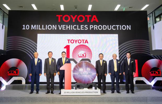 Industry Minister Uttama Savanayana, third left, joins Toyota Motor Thailand executives in celebrating 10 million Toyota vehicles produced in Thailand.