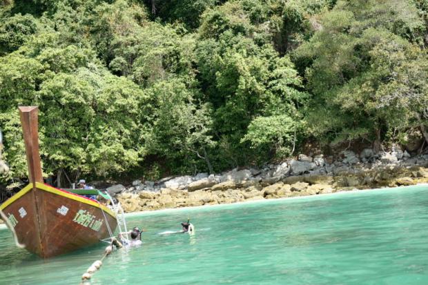 Koh Khangkhao is situated about 9km or 40min away by boat from the Laem Son National Park Office on Bang Ben Beach. Regarded as the finest islet of Kam Island, it has a long stretch of a white sandy beach overlooking the crystal clear seawater. Snorkelling and scuba diving to see beautiful corals can be done around the islet. The east part is a beach where the sand is white and soft as powder and a lot of trees provides shade for people to sit back and relax. The north part is Hin Ngam Beach which is full of round rocks and there are so many fishes in the sea.Koh Yipun is the formerly Koh Mun Marong because it is abundant with a kind of yam called mun marong. In the past, the Moken people, or sea gypsies, liked to come to the islet to dig and find this kind of yam as food. Later, the islet was called Koh Yipun after a group of Japanese people who set up a pearl farm there. These Japanese people were believed to be Japanese soldiers who came to Thailand as spies before and during World War II. They were later arrested.