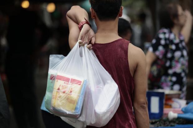 Bid to cut plastic use irks shoppers, traders