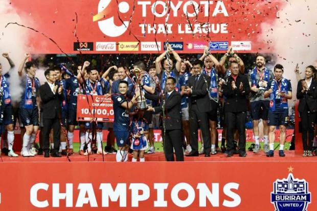 Buriram United captain Suchao Nutnum receives the Thai League 1 trophy.