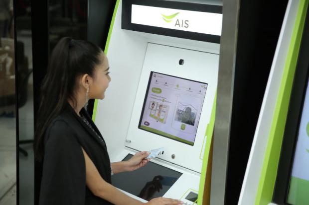 A woman uses an innovative robot service equipped with artificial intelligence.