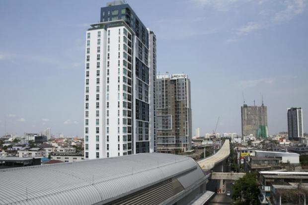 Newly built condominiums along the future MRT Blue Line extension from Bang Sue to Tha Phra. (Photo by Seksan Rojjanamatakun)