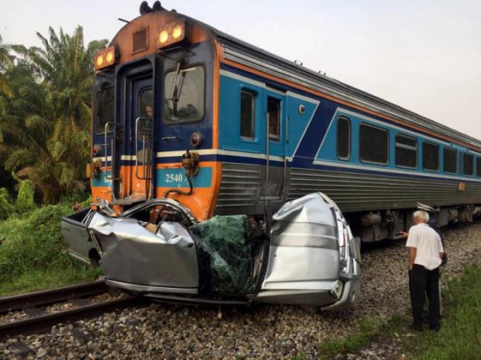 Bangkok Post - Train drags pickup, killing 2, at unguarded crossing
