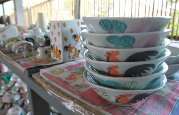 Ceramic kitchenware with a rooster pattern is a popular item in Lampang. (Photo by Tawatchai Kemgumnerd)