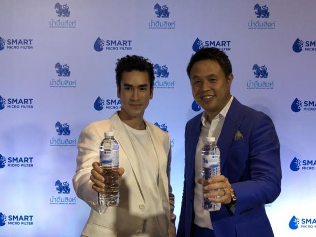 Nadech Kugimiya (left), the new presenter for Singha drinking water, and Mr Thitiporn, promote the beverage.