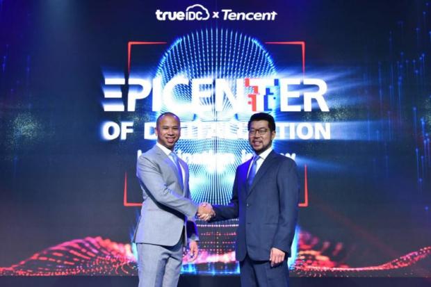 Mr Supparat, left, clinches a cloud service deal with Mr Chang between True IDC and Tencent Thailand.