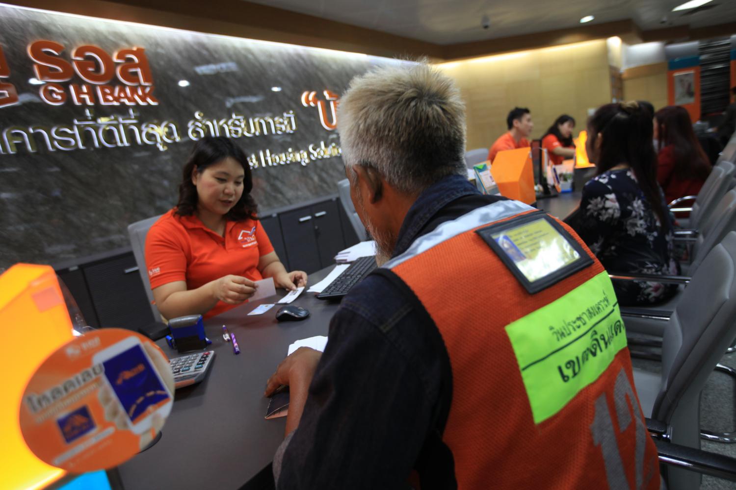 A mortgage applicant asks a question at GH Bank's One Million Houses project. The bank met with the Finance Ministry and the Bank of Thailand to propose alternative measures for the LTV limits. (Photo by Somchai Poomlard)