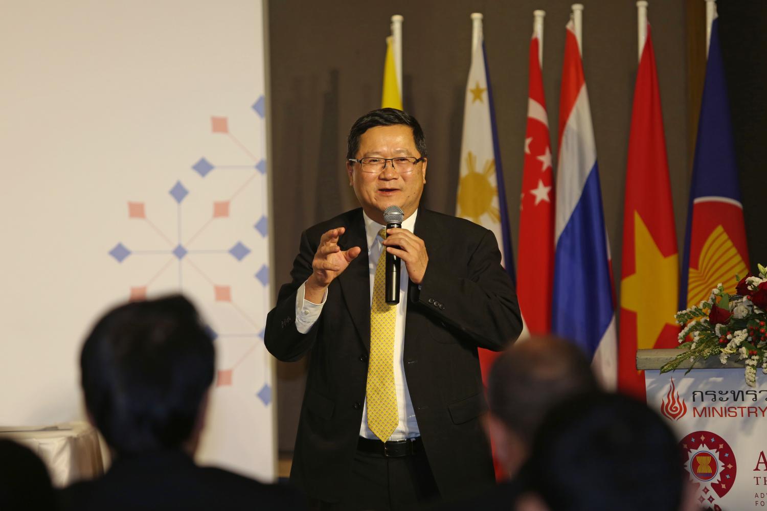 Chansin Treenuchagron, president and chief executive of PTT, addresses the audience at the Energy Ministry's press conference ahead of the 37th Asean Ministers on Energy Meeting. (Photo by Varuth Hirunyatheb) Chansin Treenuchagron, president and chief executive of PTT, addresses the audience at the Energy Ministry's press conference ahead of the 37th Asean Ministers on Energy Meeting. (Photo by Varuth Hirunyatheb)
