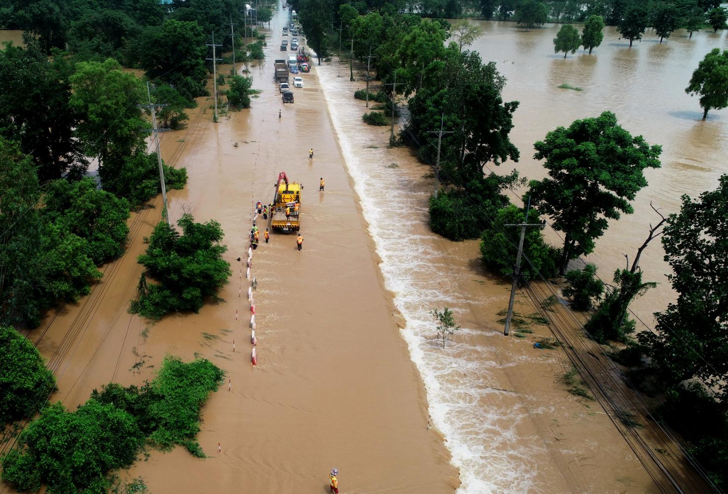 Motorists struggle on Monday to travel along Highway No.113, which links Thap Khlo and Taphan Hin districts in Phichit, after it was submerged by floods caused by Tropical Storm Podul on Friday. Sitthipoj Kebui Motorists struggle on Monday to travel along Highway No.113, which links Thap Khlo and Taphan Hin districts in Phichit, after it was submerged by floods caused by Tropical Storm Podul on Friday. Sitthipoj Kebui