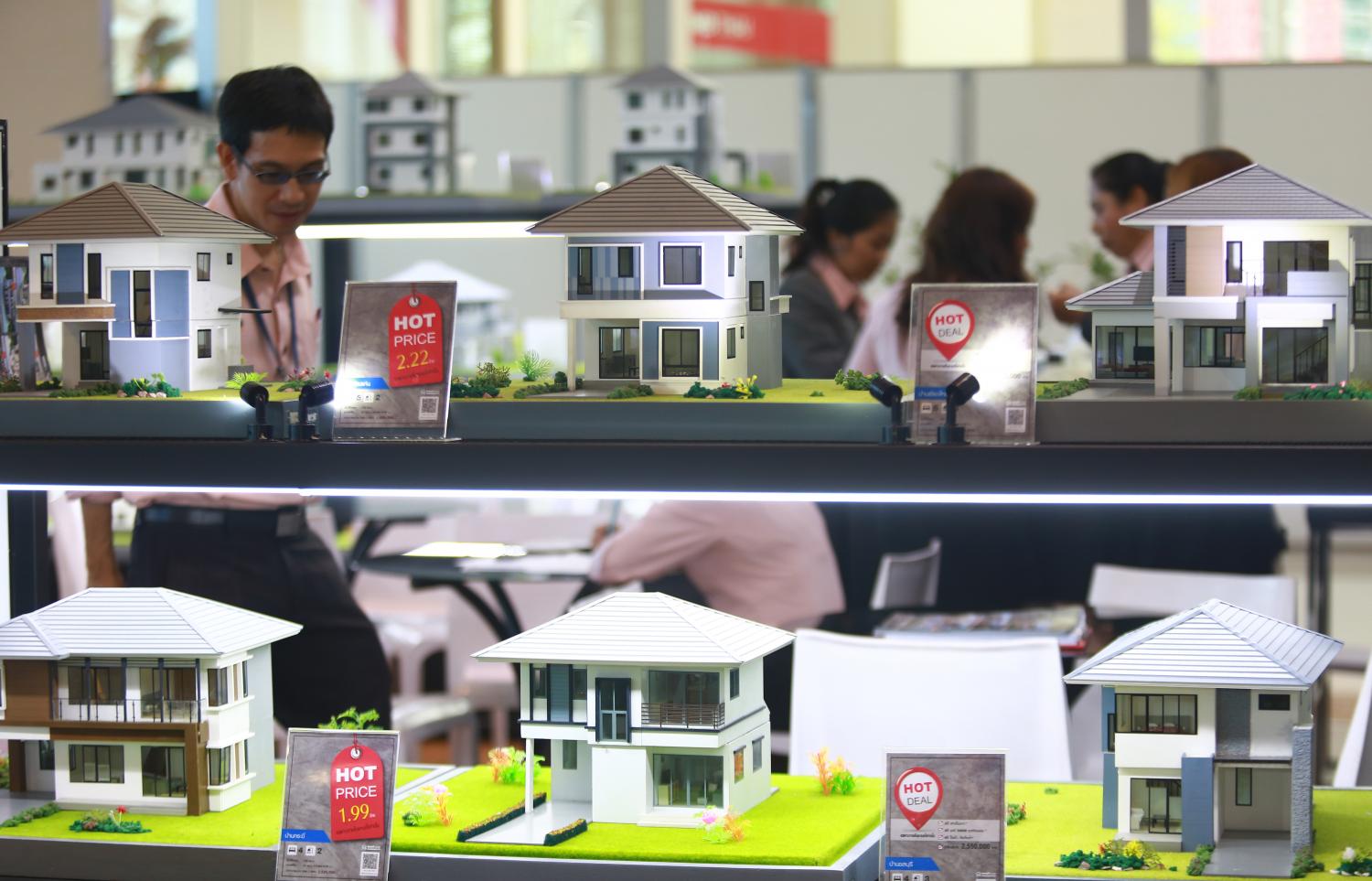 Models of two-storey residential units are on display during the House & Condo Fair at Siam Paragon. (Photo by Somchai Poomlard) Models of two-storey residential units are on display during the House & Condo Fair at Siam Paragon. (Photo by Somchai Poomlard)