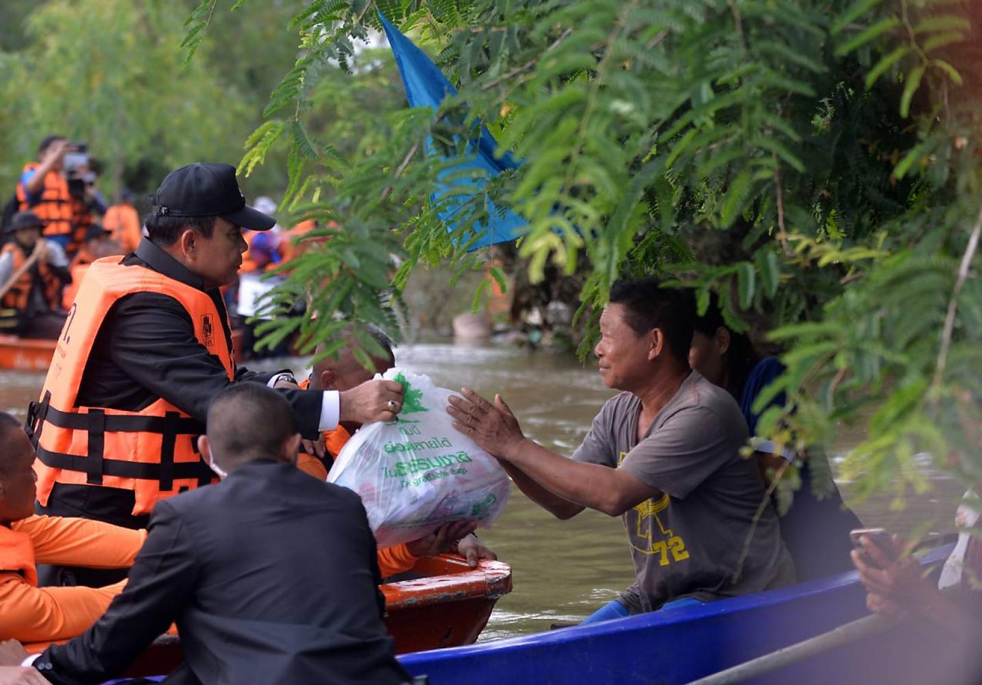 Prime Minister Prayut Chan-o-cha hands relief supplies to flood victims in Warin Chamrap district during his trip to the Northeastern province of Ubon Ratchathani on Thursday. (Photo by Government House) Prime Minister Prayut Chan-o-cha hands relief supplies to flood victims in Warin Chamrap district during his trip to the Northeastern province of Ubon Ratchathani on Thursday. (Photo by Government House)