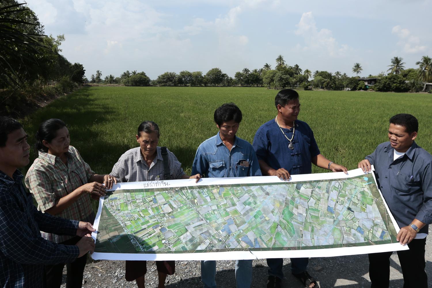 WHAT WE'LL LOSE: Villagers in tambon Bang Rakam in Nakhon Pathom's Bang Len district show a map featuring the areas being eyed for the airport project. About 400-500 plots of land are likely to be appropriated to make way for the scheme.