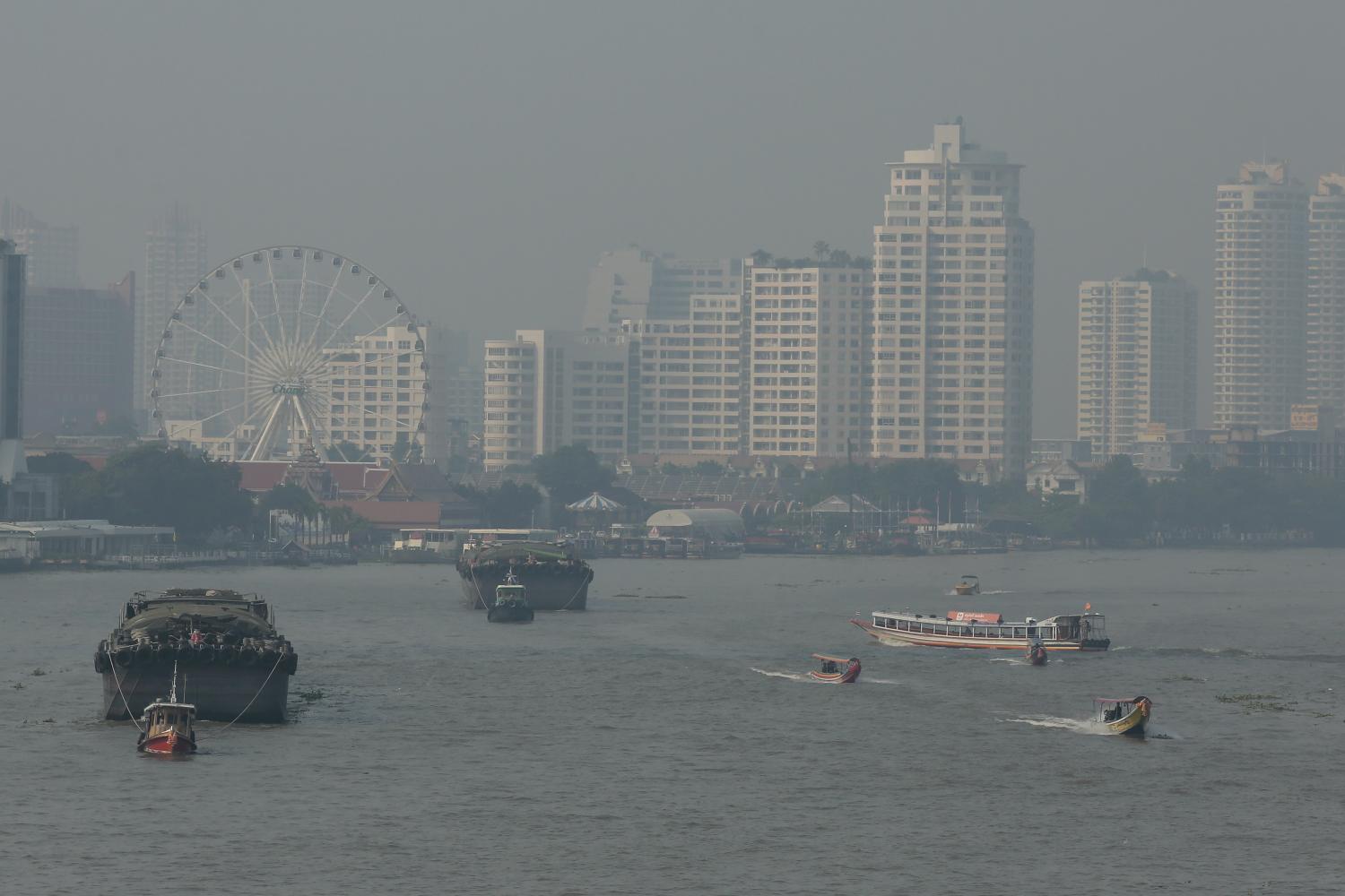 Thick haze shrouds parts of Bangkok where levels of ultra-fine PM2.5 dust soared beyond the acceptable limit on Monday. (Photo by Patipat Janthong)