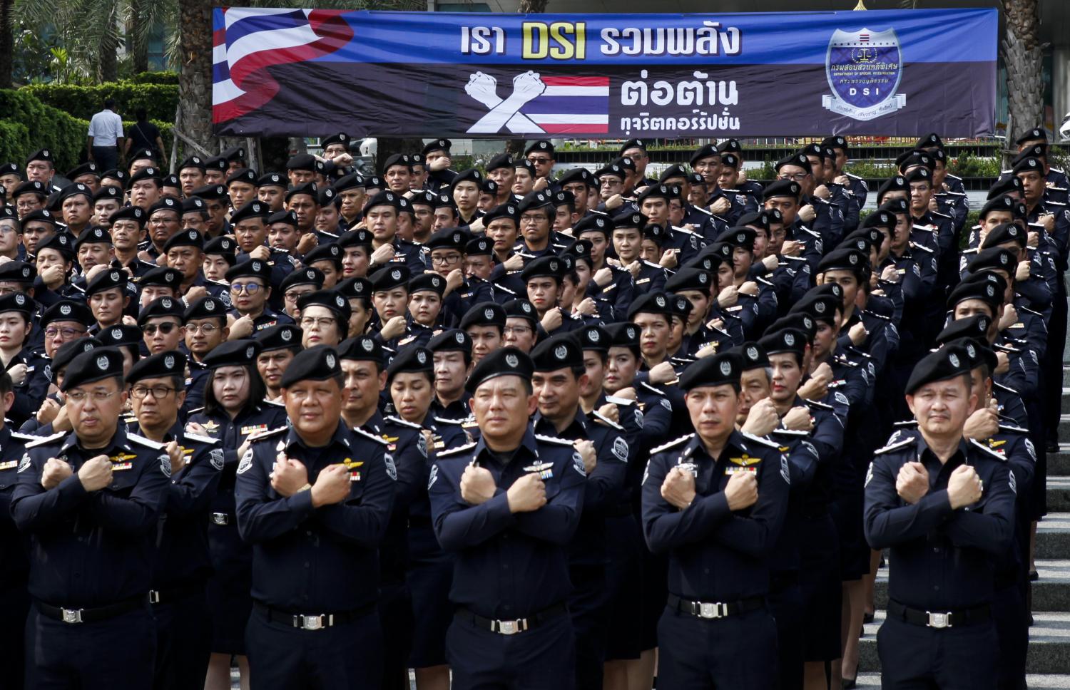 Department of Special Investigation members express their stand against corruption in Bangkok. A ceremony was held to mark the 17th anniversary of the DSI's founding on Thursday.  Watcharawit Phudork