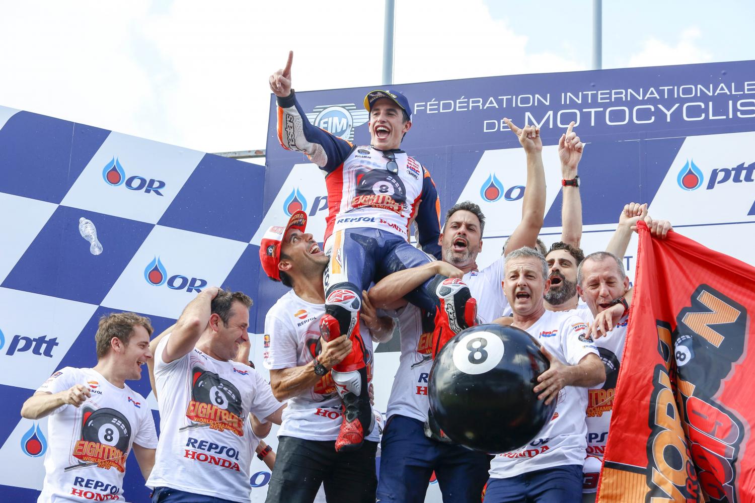 Marc Marquez celebrates with his team officials on the podium. Photos by Pattarapong Chatpattarasill Marc Marquez celebrates with his team officials on the podium. Photos by Pattarapong Chatpattarasill