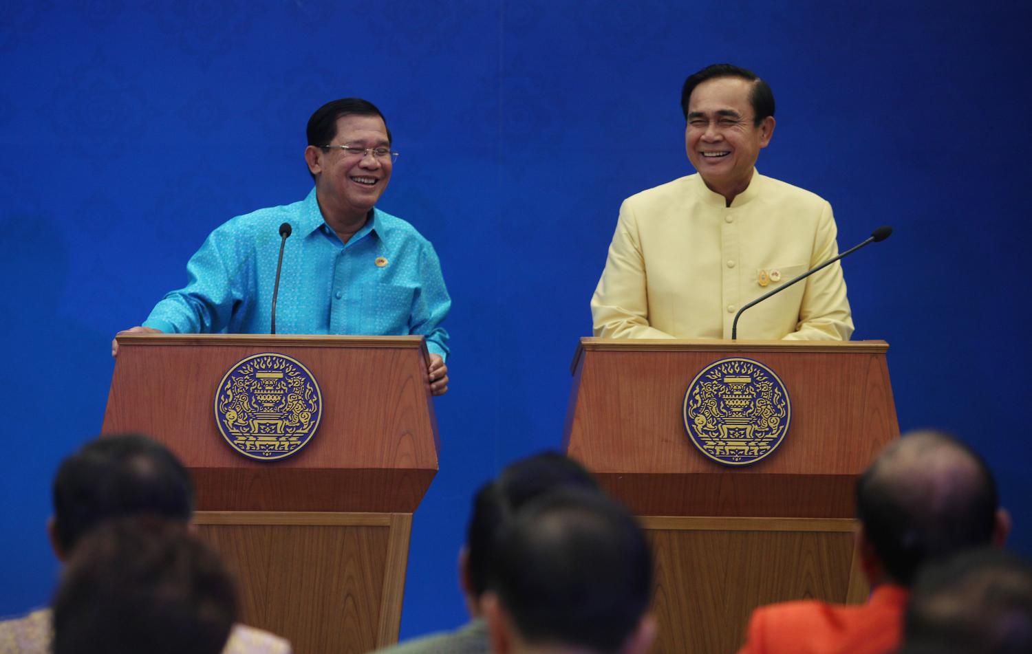 Prime Minister Prayut Chan-o-cha, right, and his Cambodian counterpart Hun Sen address a press conference together in Bangkok in December 2015 .  (Photo by Thiti Wannamontha)