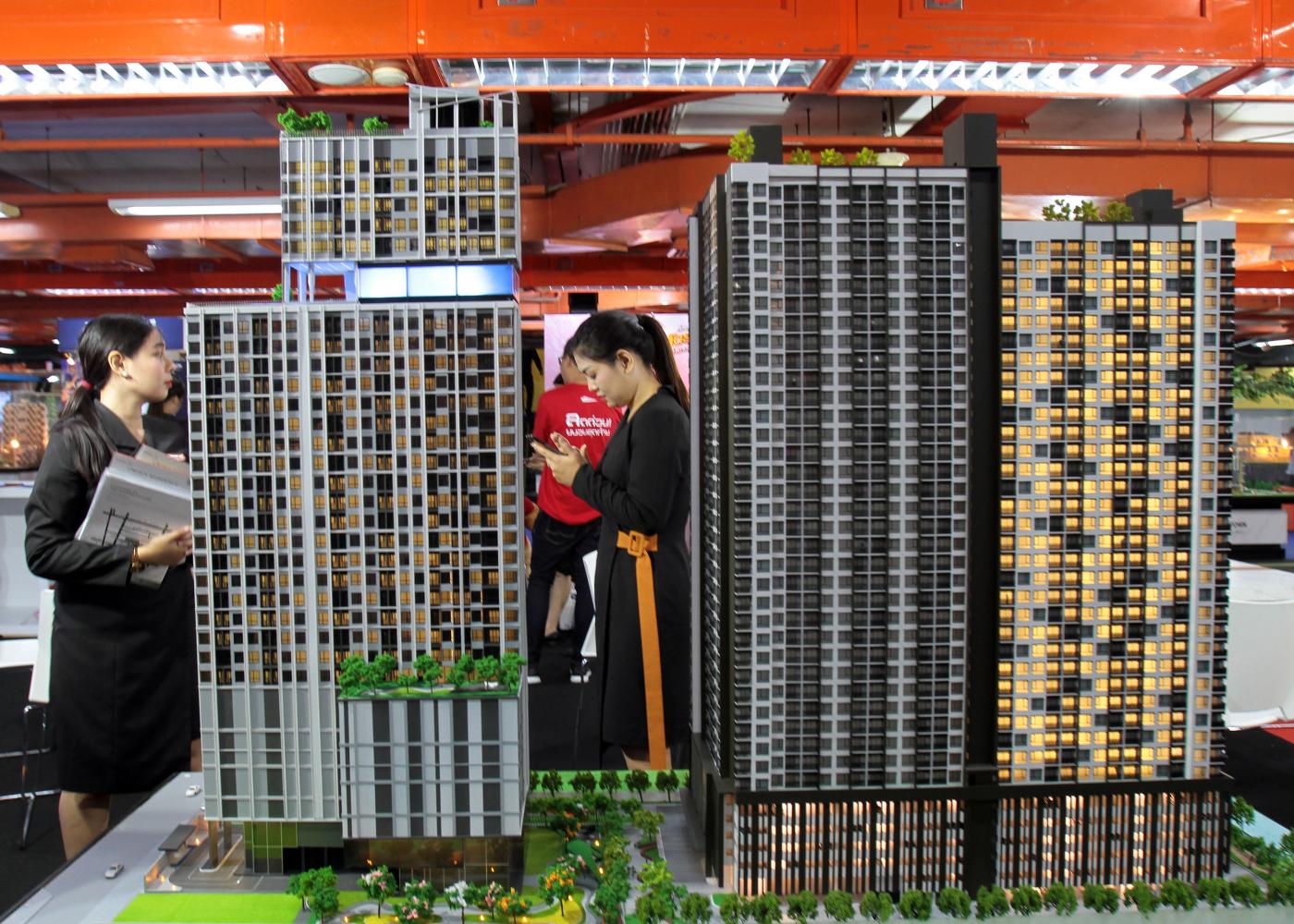Condo units are displayed at the 40th House and Condo Fair earlier this year. (Photo by Tawatchai Kemgumnerd) Condo units are displayed at the 40th House and Condo Fair earlier this year. (Photo by Tawatchai Kemgumnerd)