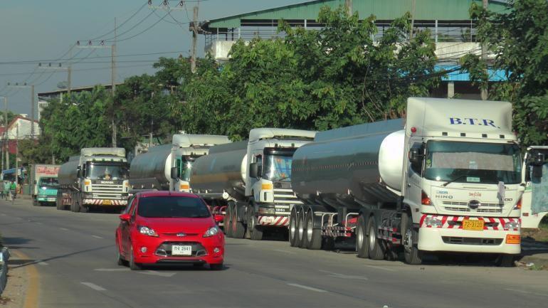 Tanker trucks along the Thai-Burmese border in Mae Sot. (Photo by Aswin Pakhawan)