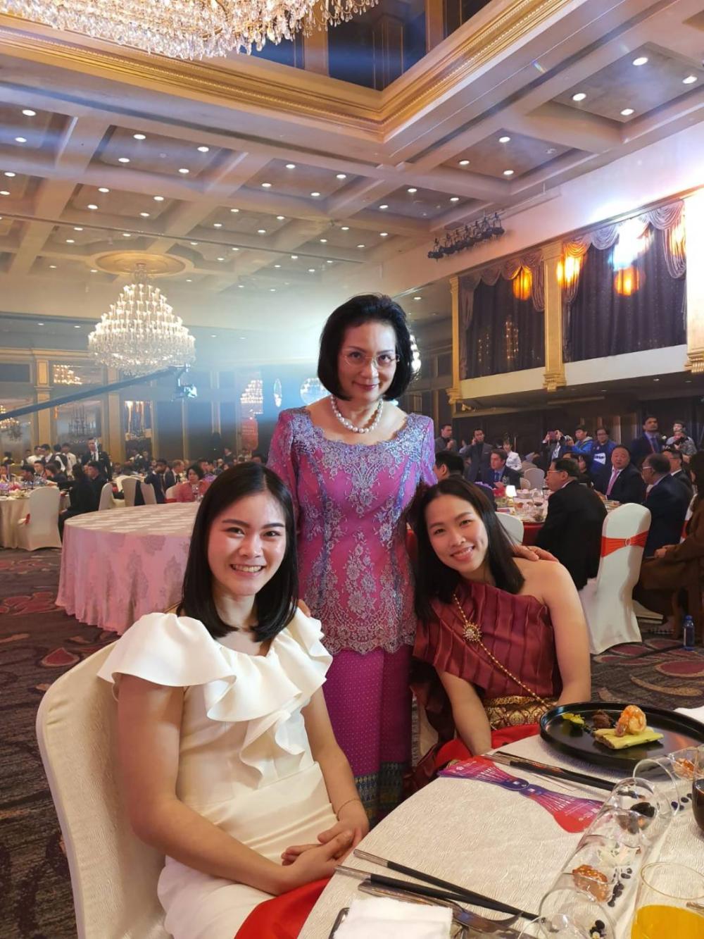Thai badminton chief Patama Leeswadtrakul, centre, poses with players Busanan Ongbamrungphan, left, and Ratchanok Intanon at the gala dinner on Monday night ahead of the BWF World Tour Finals in Guangzhou.