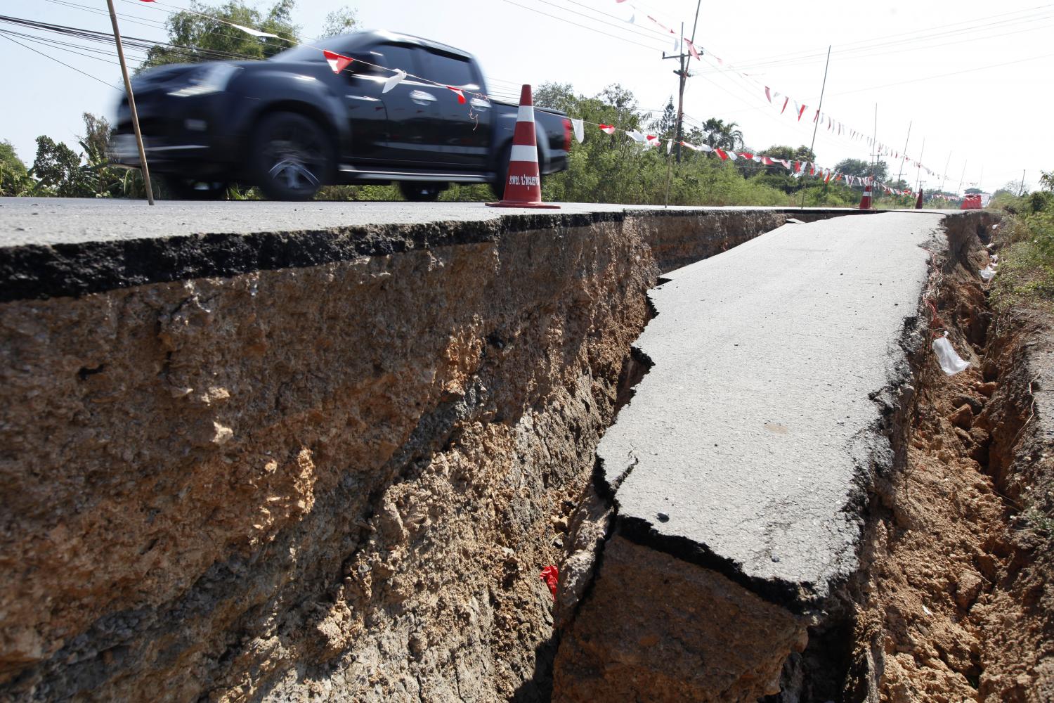 A local road along a canal in Pathum Thani has collapsed. Drought removes moisture from the soil, resulting in subsidence. (Photo by Wichan Charoenkiatpakul)