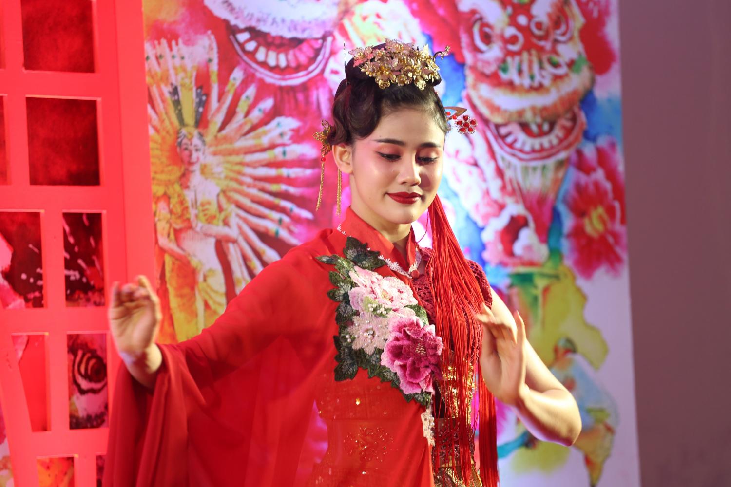 A performer dances during Chinese New Year Festival 2020 at Krungthai Bank's Yaowarat Road branch. (Photo by Varuth Hirunyatheb)