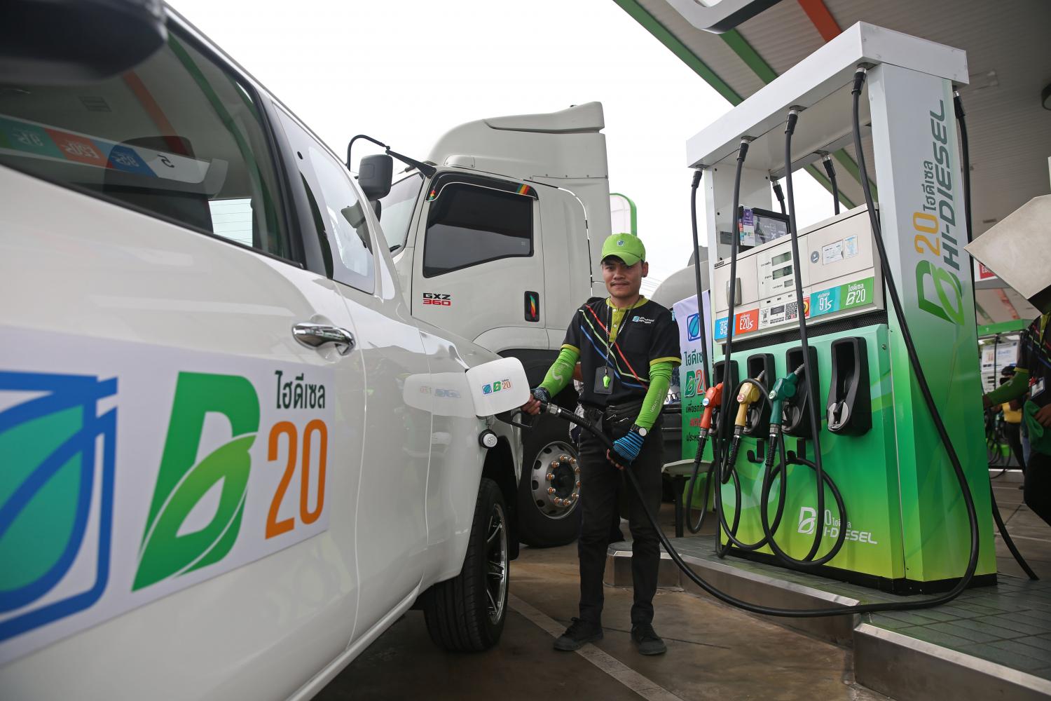 A pickup gets refuelled with biodiesel B20 at a Bangchak petrol station. (Photo by Varuth Hirunyatheb)