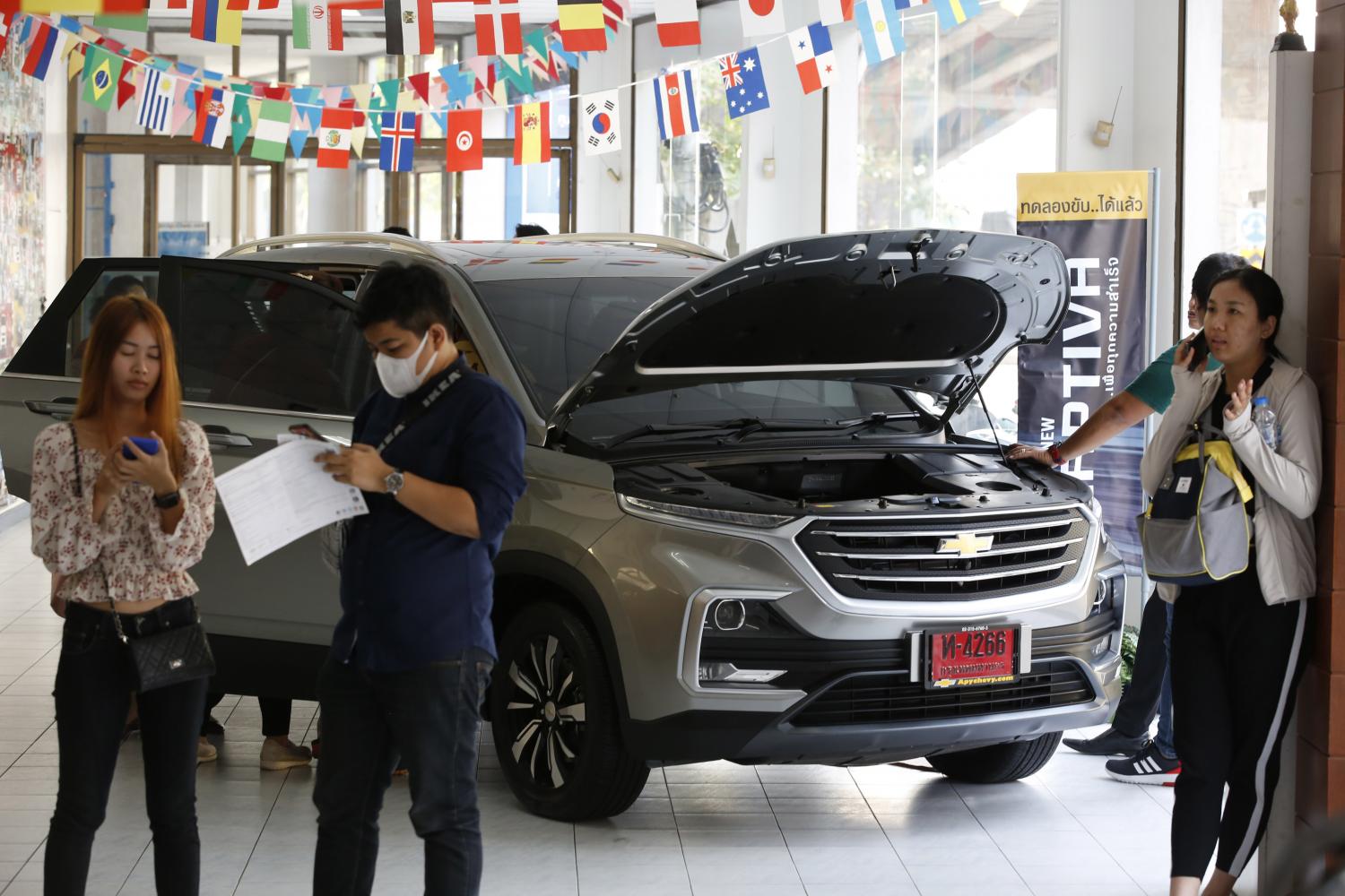 GM dealers await clarity