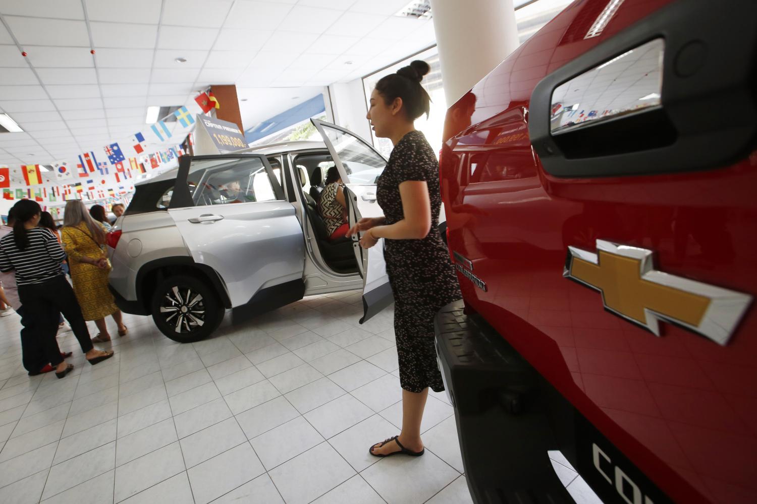Many buyers visited the Chevrolet showroom on Wednesday after the new price announcement of three models. The dealers expects the last stock of 4,000-5,000 cars to be sold out soon. (Photo by Pornprom Satrabhaya)