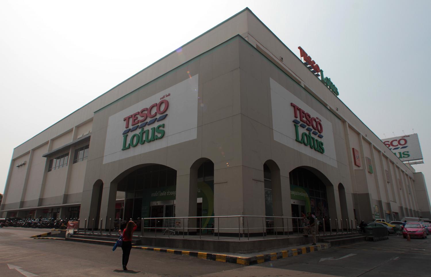 Tesco's Asian operations include some 2,000 supermarkets and convenience stores in Thailand.  (Photo by Pawat Laopaisarntaksin)