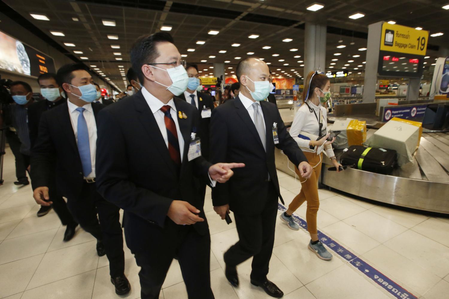 Mr Buddhipongse visits Suvarnabhumi airport for the launch of an AoT app for travellers entering the country. (Photo by Pornprom Satrabhaya)