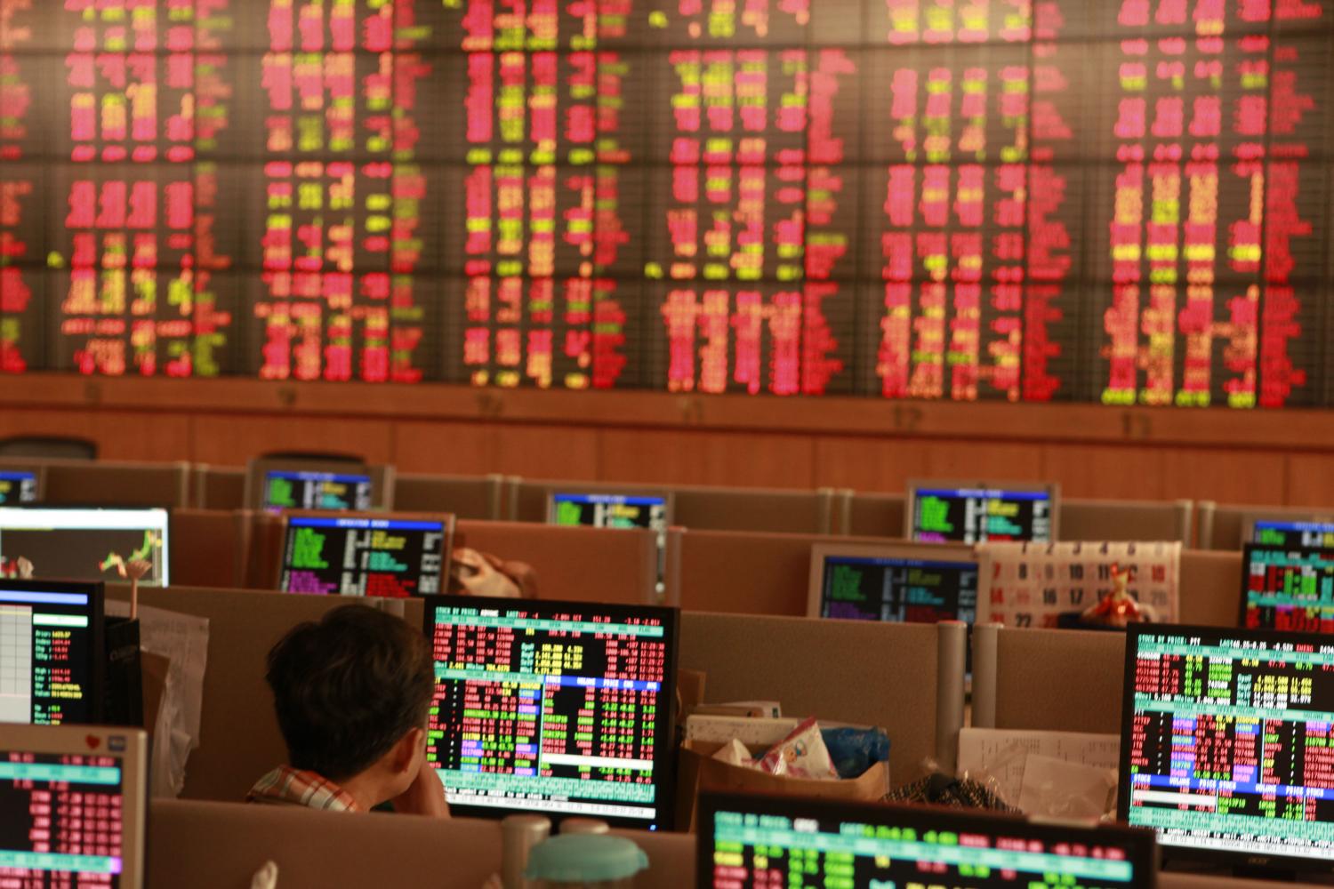 An investor checks stock prices at a securities firm in Sathon as the Stock index of Thailand drops on March 13, 2020. (Photo by Pornprom Satrabhaya) An investor checks stock prices at a securities firm in Sathon as the Stock index of Thailand drops on March 13, 2020. (Photo by Pornprom Satrabhaya)