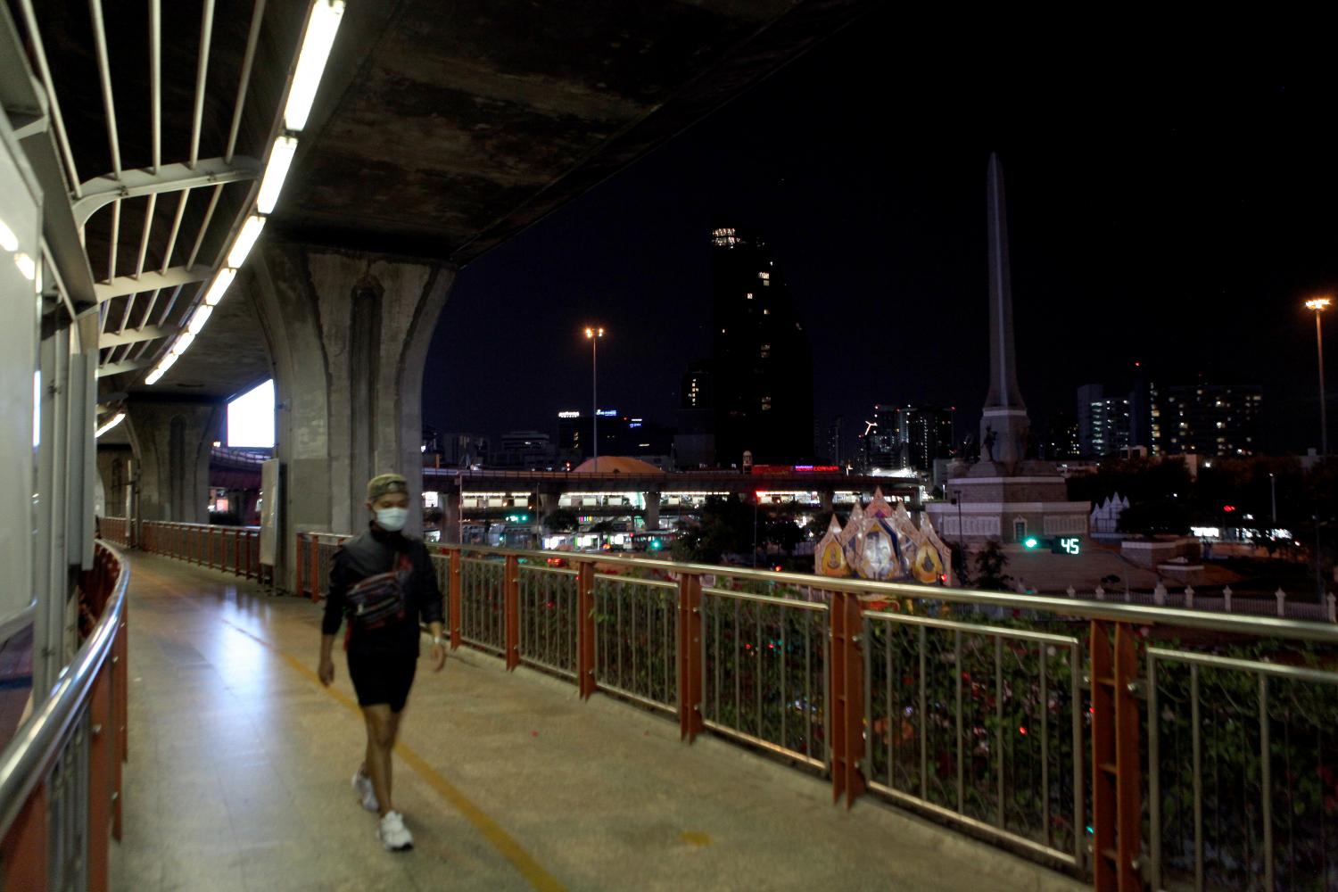 The skywalk at Victory Monument is a stark contrast to the usual bustle as most in Bangkok stay home amid the emergency decree enacted to reduce exposure and infections. (Photo by Arnun Chonmahatrakool)