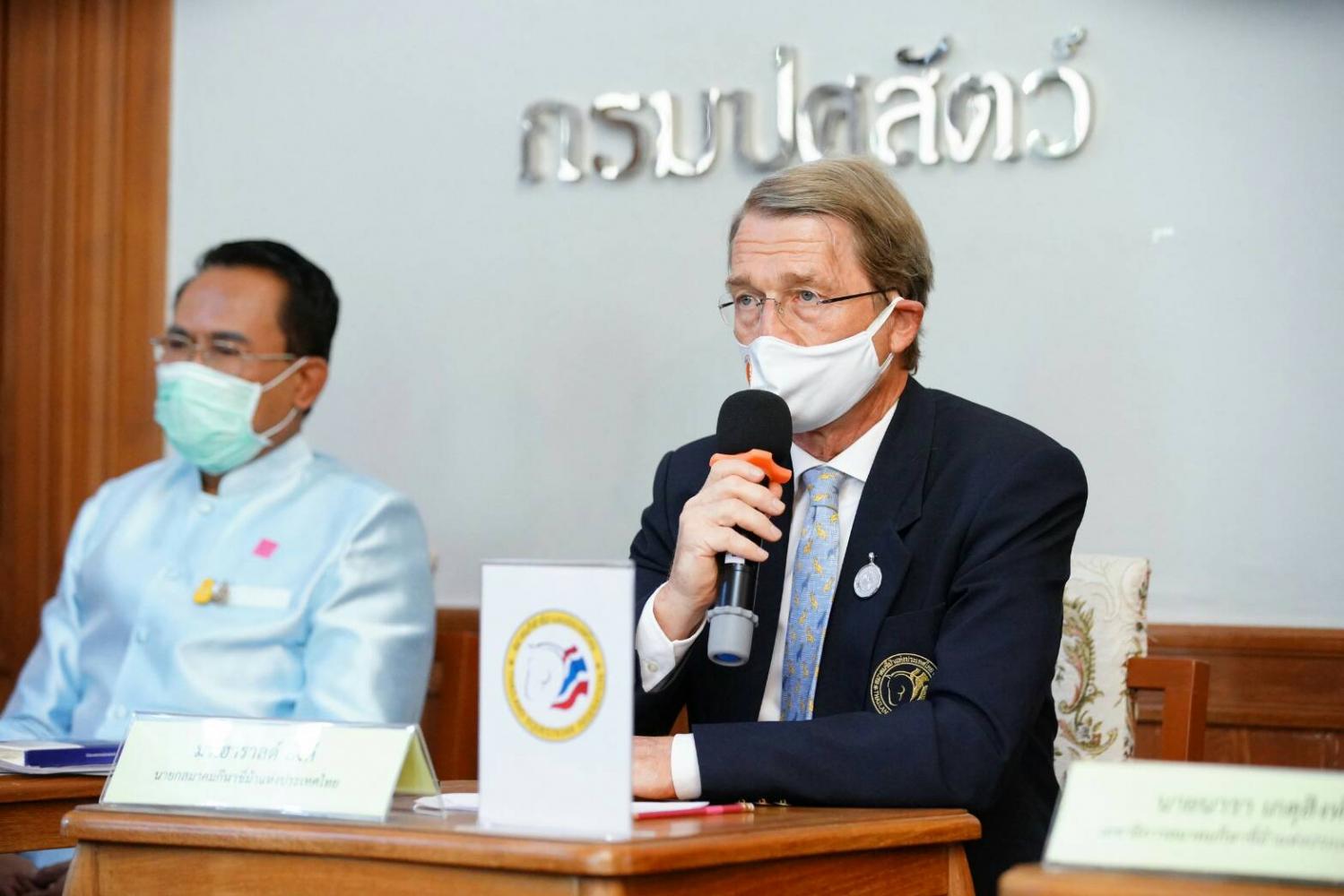 Harald Link, chairman of B.Grimm and president of the Thailand Equestrian Federation, and Sorravis Thaneto, director-general of the Department of Livestock Development, host a press conference about the African Horse Sickness (AHS) outbreak on Tuesday. Photo by The Department of Livestock Development