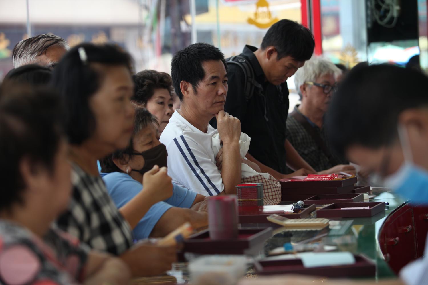 Last week people flocked to Hua Seng Heng gold shop on Yaowarat Road. (Photo by Apichart Jinakul)