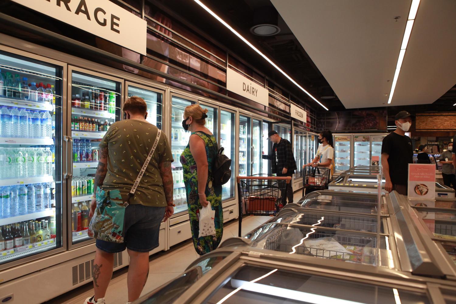 Consumers browse refrigerated goods at the Iconsiam supermarket in Bangkok. Small supermarkets are seeing the highest rise in sales and visits as a result of customers shopping near their home. (Photo by Arnun Chonmahatrakool) Consumers browse refrigerated goods at the Iconsiam supermarket in Bangkok. Small supermarkets are seeing the highest rise in sales and visits as a result of customers shopping near their home. (Photo by Arnun Chonmahatrakool)
